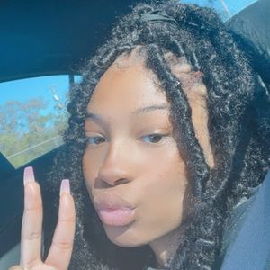 Meet your Posher, Kayla